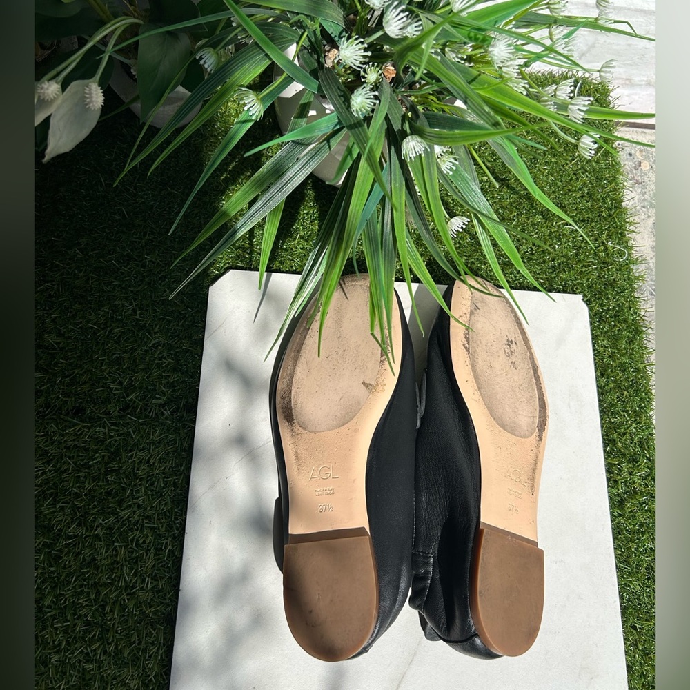 Moccasin with piercing
Midnight SHERYL MOC | AGL
S445.00 size 7.5 - Picture 16 of 16